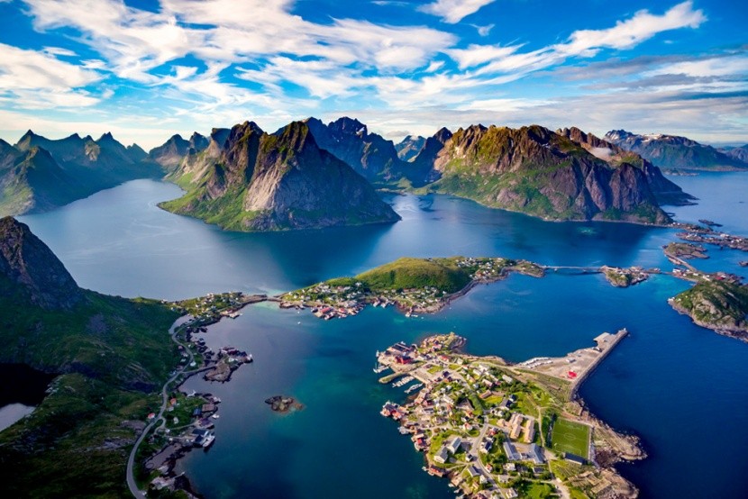 Widok na norweskie Lofoty z lotu ptaka