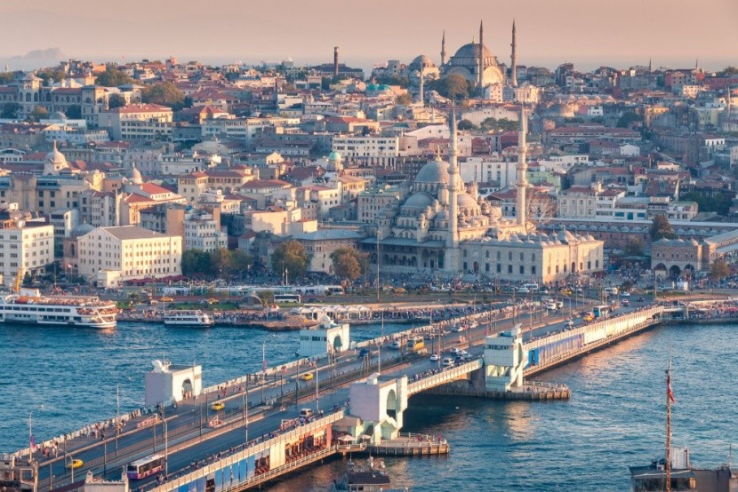 Isztambul a Galata híd felől