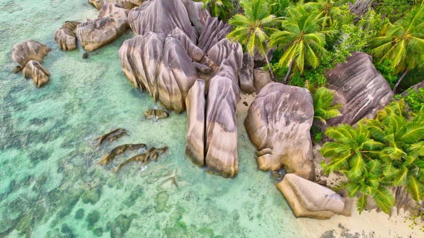 žulové kameny na Seychelách