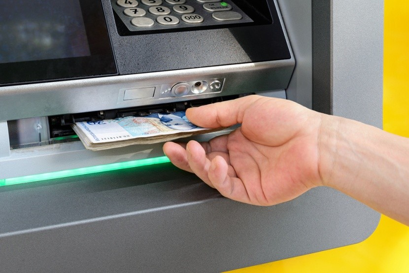 Wypłacanie gotówki z bankomatu