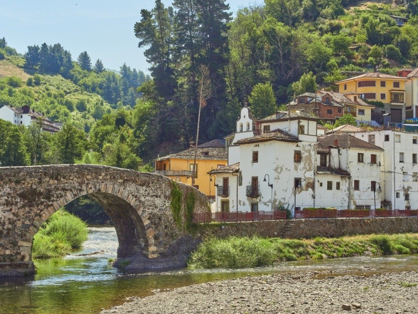 historický most a kaple, Cangas del Narcea