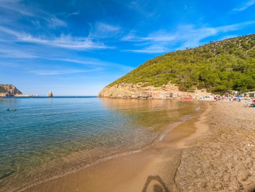 Cala Benirras, oblíbená pláž hippies, Ibiza