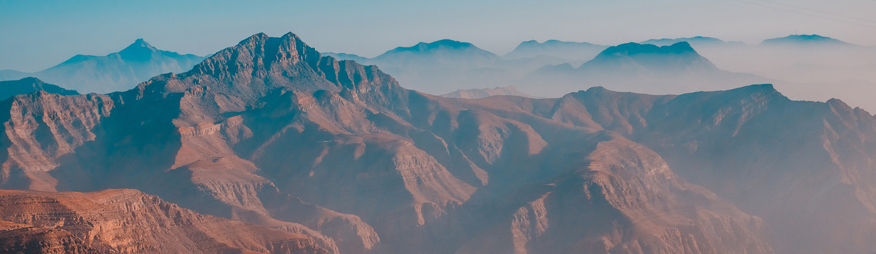 Jebel Jais, nejvyšší hora Spojených arabských emirátů, je součástí velkolepého pohoří Al Hajar